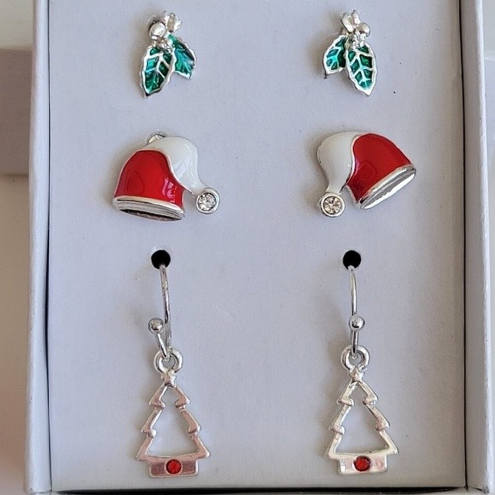 Avon | Tis The Season Earrings in Ornament Gift Box Red
